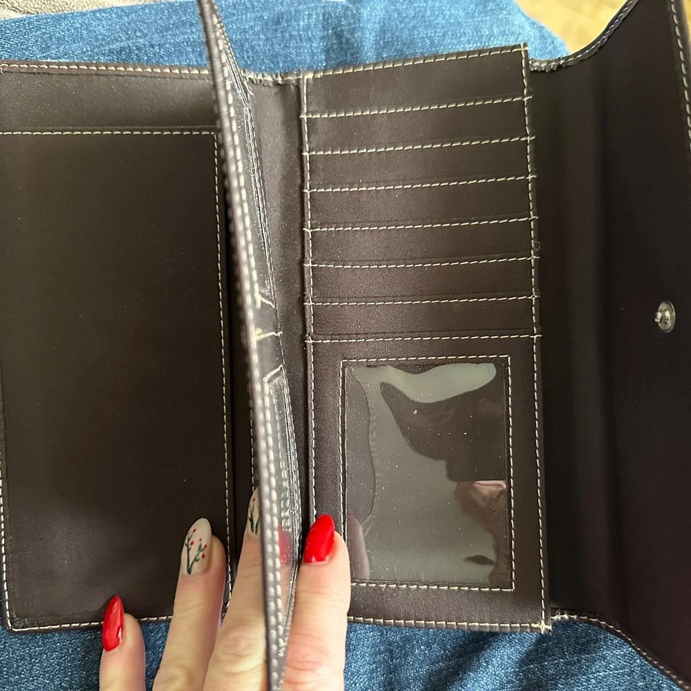 Elegant Brown Wallet - Picture 1 of 5